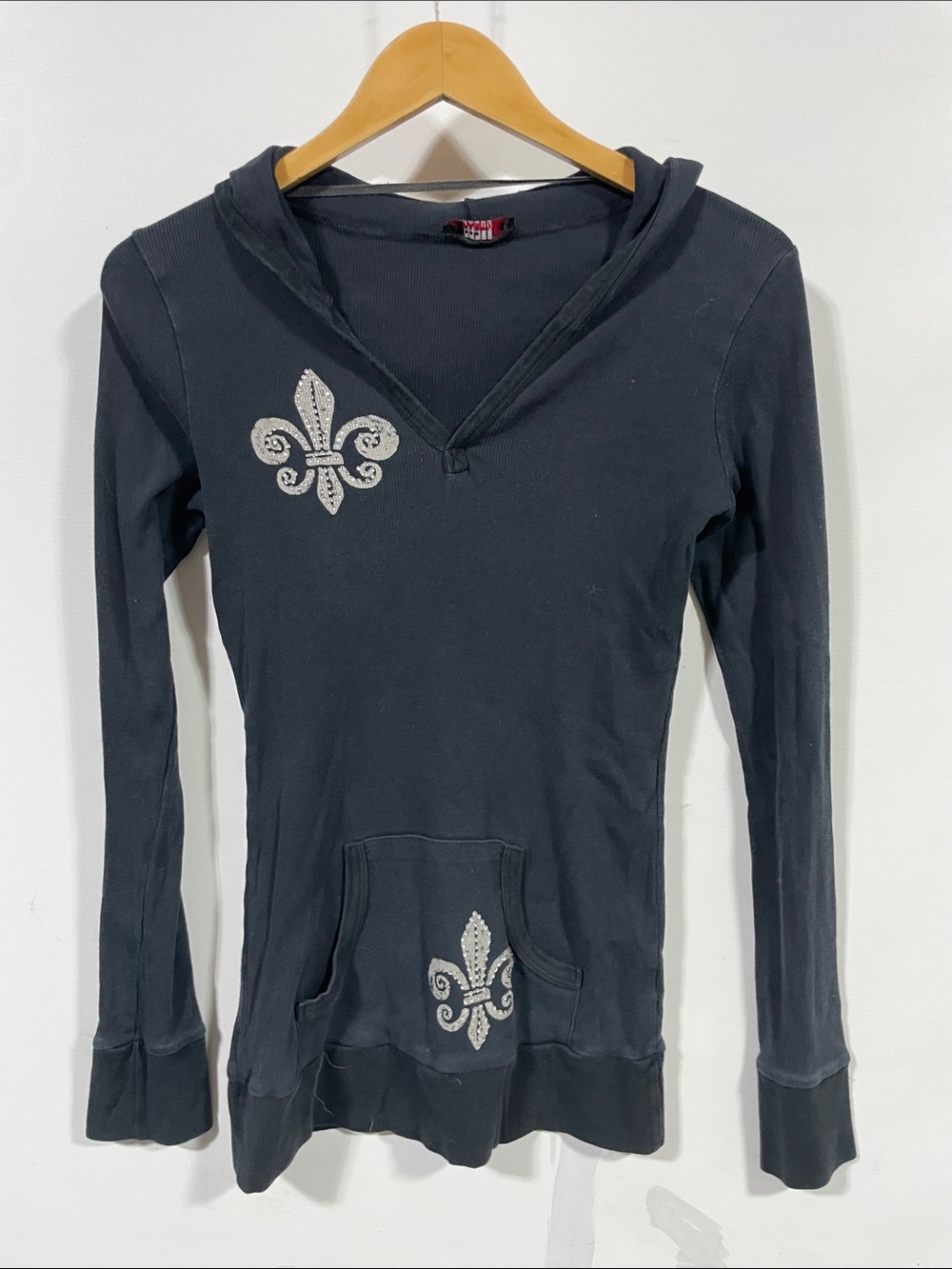 Vintage Y2K T Party Fashion Black Ribbed Hoodie with Red Logo Tag